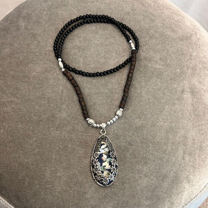 Women’s silver tone wooden beaded floral mother of pearl oval pendant necklace ￼